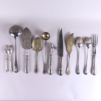 beaucoup de cuillères et de fourchettes en argent sur la table