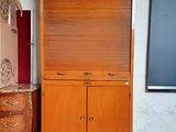 une armoire en bois et une commode dans une pièce