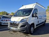 une camionnette blanche garée dans un parking
