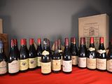 beaucoup de bouteilles de vin sur une table