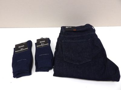 deux paires de jeans bleus pour homme et une paire de chaussettes