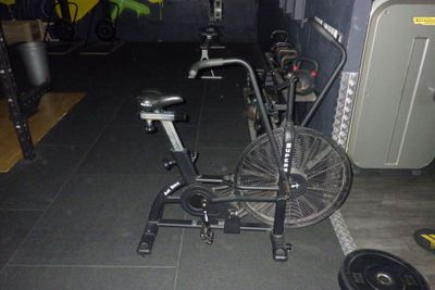 un vélo posé par terre dans une salle de sport