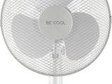 un gros plan d'un ventilateur de table blanc posé sur une surface blanche