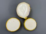 trois fruits posés sur une table