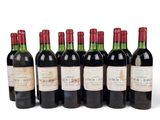 six bouteilles de vin sont alignées sur une surface blanche