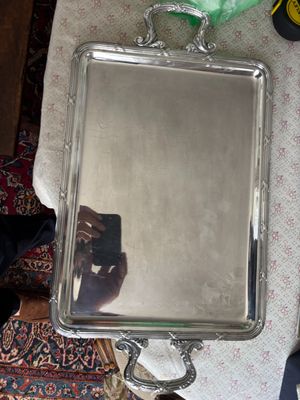 un plateau en argent surmonté d'un miroir, posé sur une table