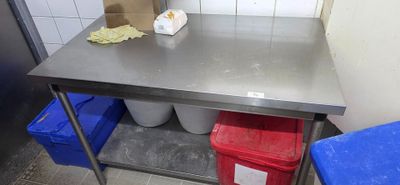 une table sur laquelle se trouvent quelques plats, dans la cuisine