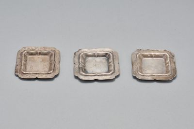 trois couverts posés sur une table blanche
