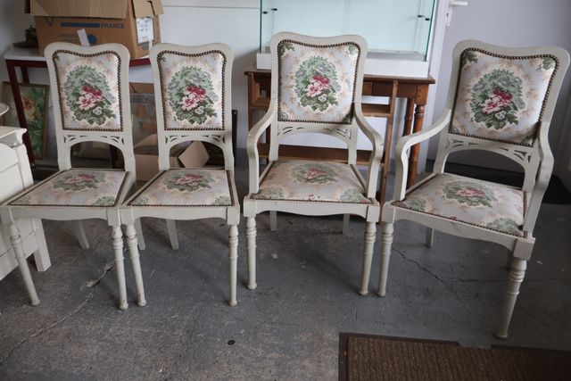 Paire de fauteuils et paire de chaises, vers 1900, rechampi blanc...