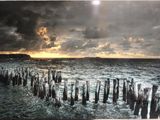 tableau représentant un coucher de soleil sur un plan d'eau, avec des poteaux en bois au premier plan