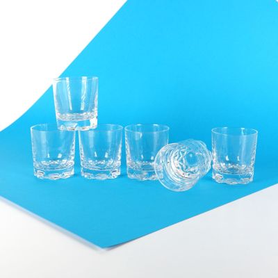 plusieurs verres à shot et un verre à shot sur fond bleu
