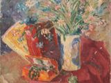 tableau représentant des fleurs dans un vase posé sur une table recouverte d'une nappe rouge