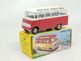 un bus jouet posé sur le dessus d'une boîte