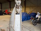 une photo d'un gros objet métallique dans un garage