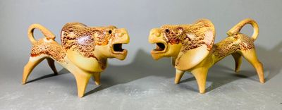 deux figurines de lions exposées sur une table