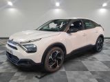 le SUV blanc est garé dans une pièce au sol en damier