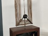 une petite horloge posée sur une table