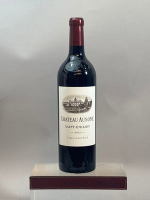 une bouteille de vin posée sur une table