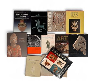 un grand nombre de livres posés sur une table