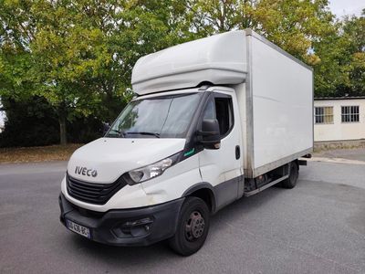 un camion blanc garé sur le parking