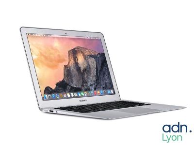 On voit un ordinateur portable MacBook Air d'Apple avec l'écran ouvert.