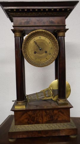 Pendule portique en acajou et placage d’acajou, Epoque restaurati...