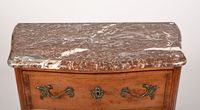Petite commode sauteuse en acajou ouvrant par deux tiroirs, … (photo 3)
