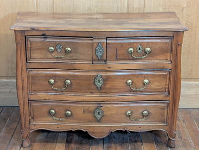 une commode en bois ornée de boutons en laiton