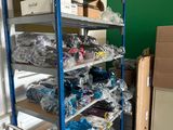 une étagère métallique sur laquelle sont posés de nombreux objets, dans une pièce