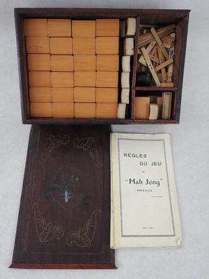 une image représentant une boîte en bois remplie de blocs en bois et d'un livre