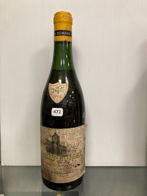 des bouteilles de vin sont posées sur une étagère en verre dans une pièce