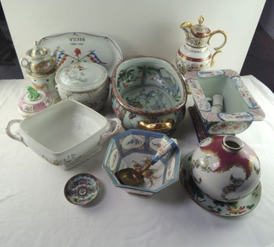 de nombreux types de plats et de bols en porcelaine sur la table