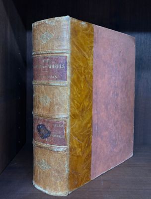 un livre posé sur une étagère d'une bibliothèque