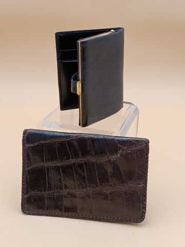 Portefeuille en croco marron et porte-monnaie lézard noir