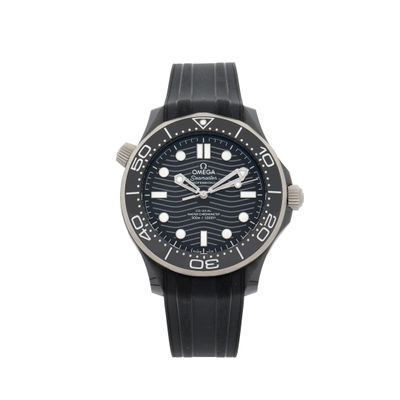 gros plan d'une montre sur fond blanc