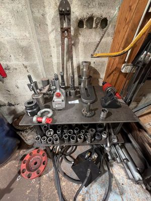 une photo montrant un ensemble d'outils posés sur une table
