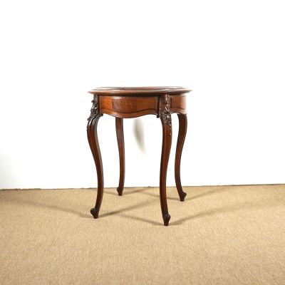 une petite table avec un plateau en bois sur un sol recouvert de moquette