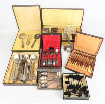 plusieurs types d'argenterie dans un coffret