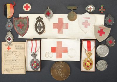 un assortiment de médailles et d'autres objets exposés sur une table