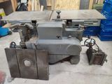 une machine posée sur une table dans une pièce