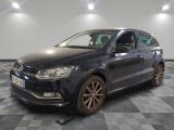 la volkswagen polo noire est garée sur un carrelage à carreaux
