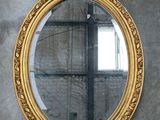 un miroir accroché au mur d'une pièce
