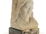 buste en marbre représentant un homme coiffé d'un turban, posé sur un socle en bois