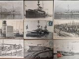 plusieurs vieilles photos en noir et blanc de bateaux sur une table en bois