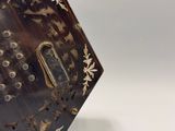 une boîte en bois ornée d'un motif décoratif