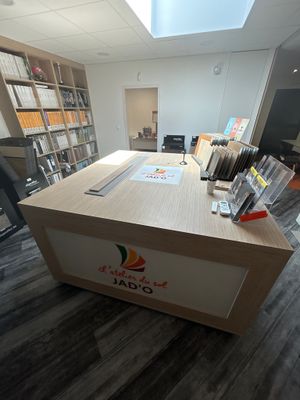 un bureau sur lequel se trouvent de nombreux livres