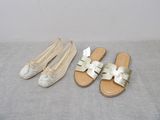 Deux paires de chaussures sont posées l'une à côté de l'autre sur un lit.