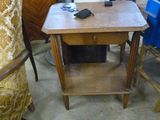 une petite table sur laquelle se trouve un téléphone, dans une pièce