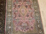 deux tapis posés sur un parquet, avec un mur en arrière-plan