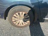 l'ombre d'une personne debout à côté d'une voiture